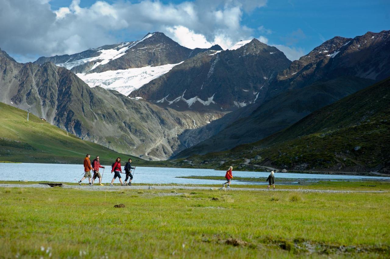 Hotel Mittagskogel Pitztal Sankt Leonhard im Pitztal Bagian luar foto