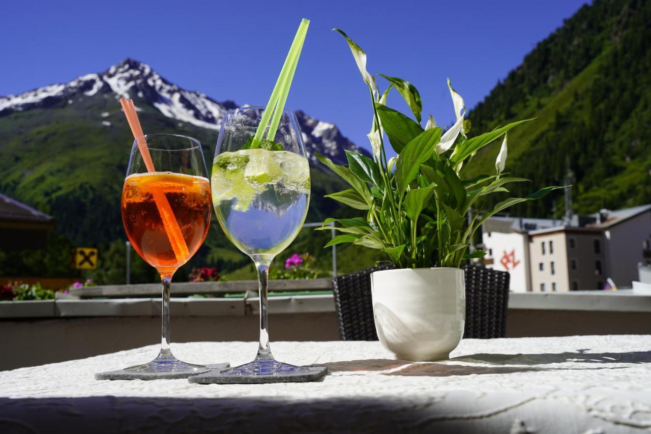 Hotel Mittagskogel Pitztal Sankt Leonhard im Pitztal Bagian luar foto