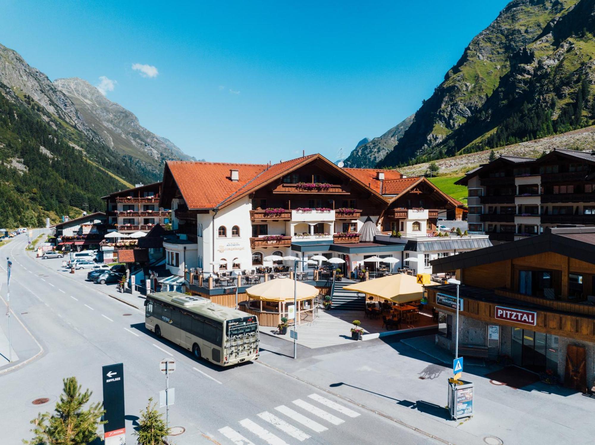 Hotel Mittagskogel Pitztal Sankt Leonhard im Pitztal Bagian luar foto