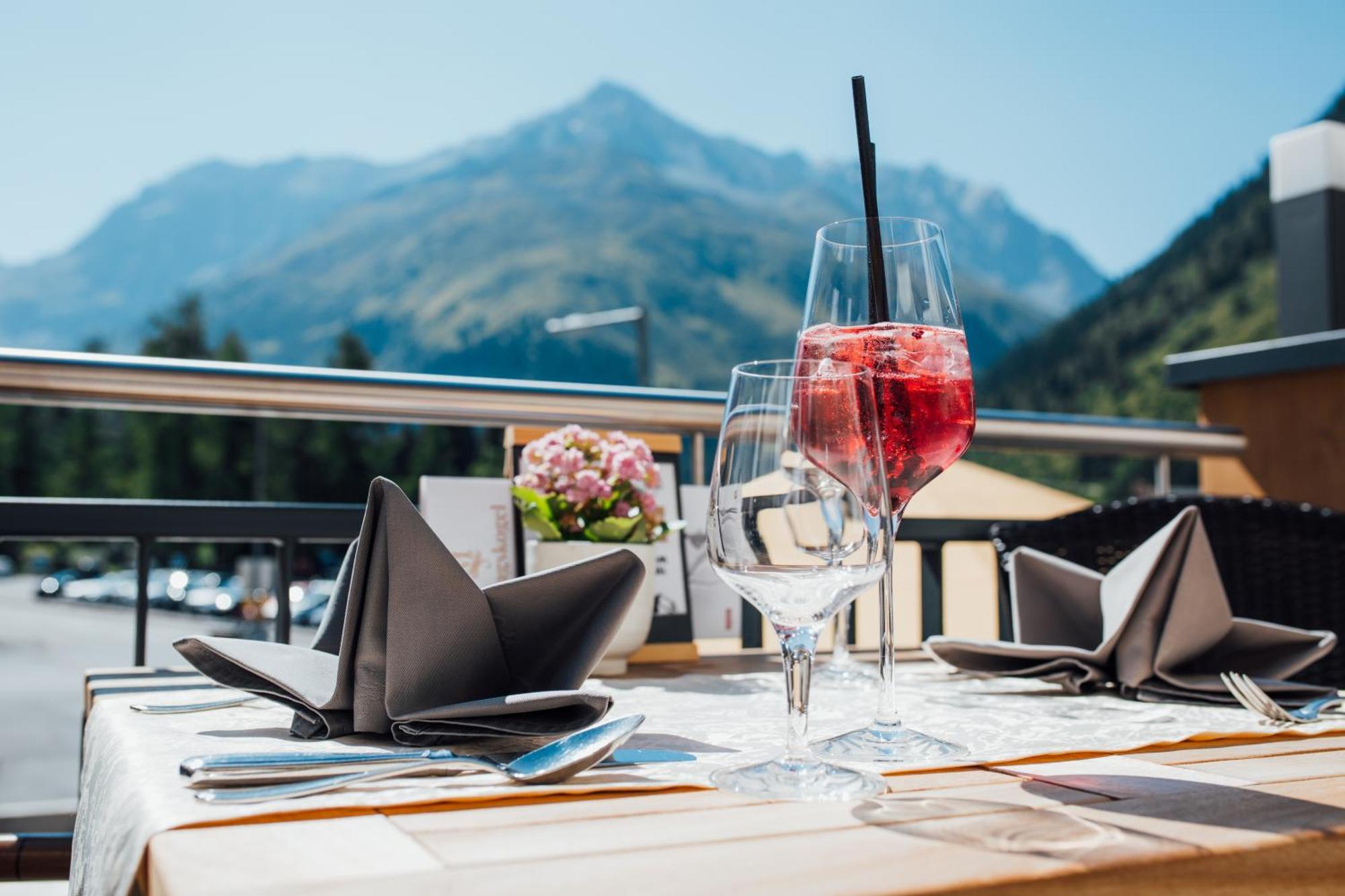 Hotel Mittagskogel Pitztal Sankt Leonhard im Pitztal Bagian luar foto