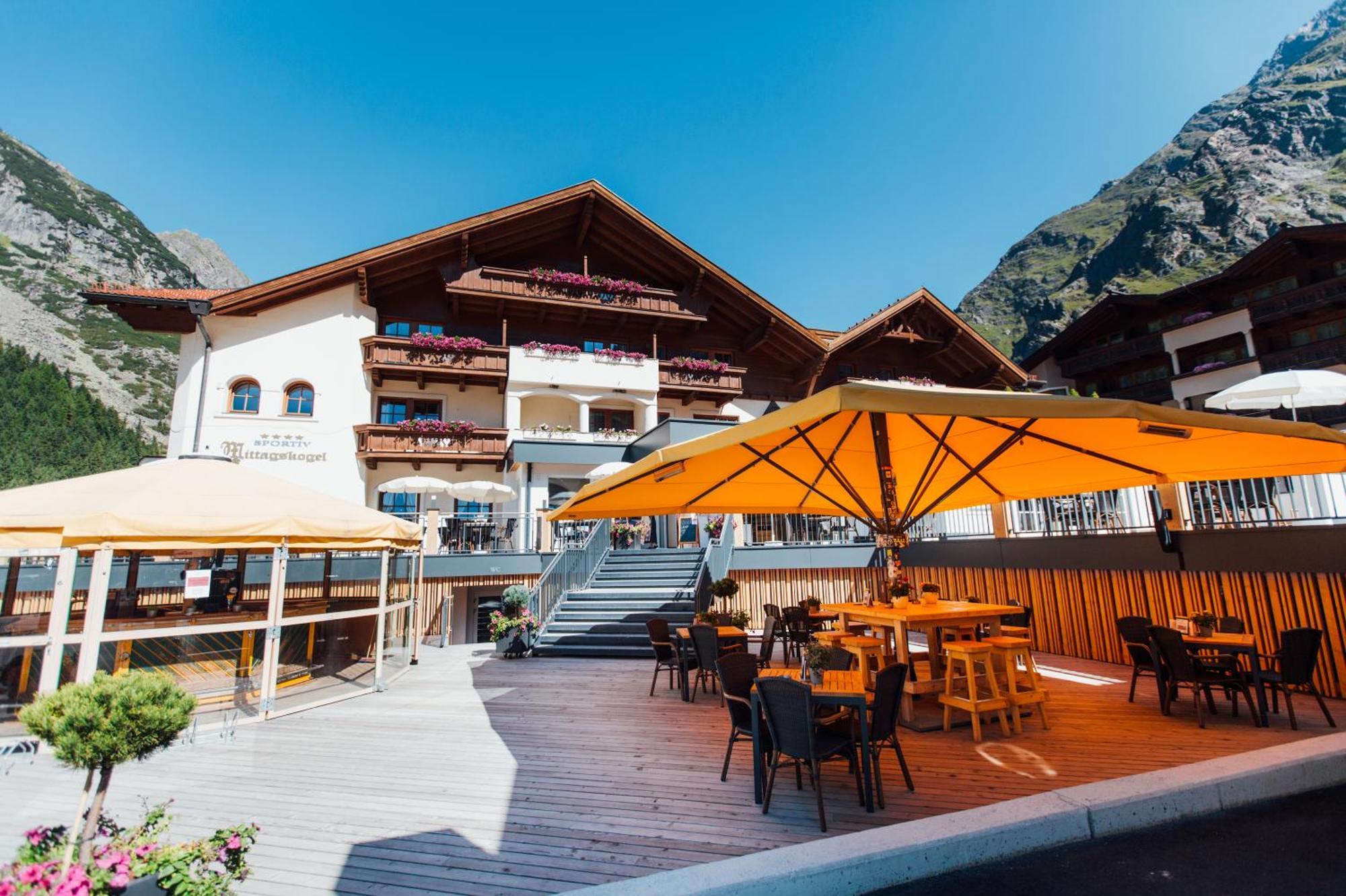 Hotel Mittagskogel Pitztal Sankt Leonhard im Pitztal Bagian luar foto
