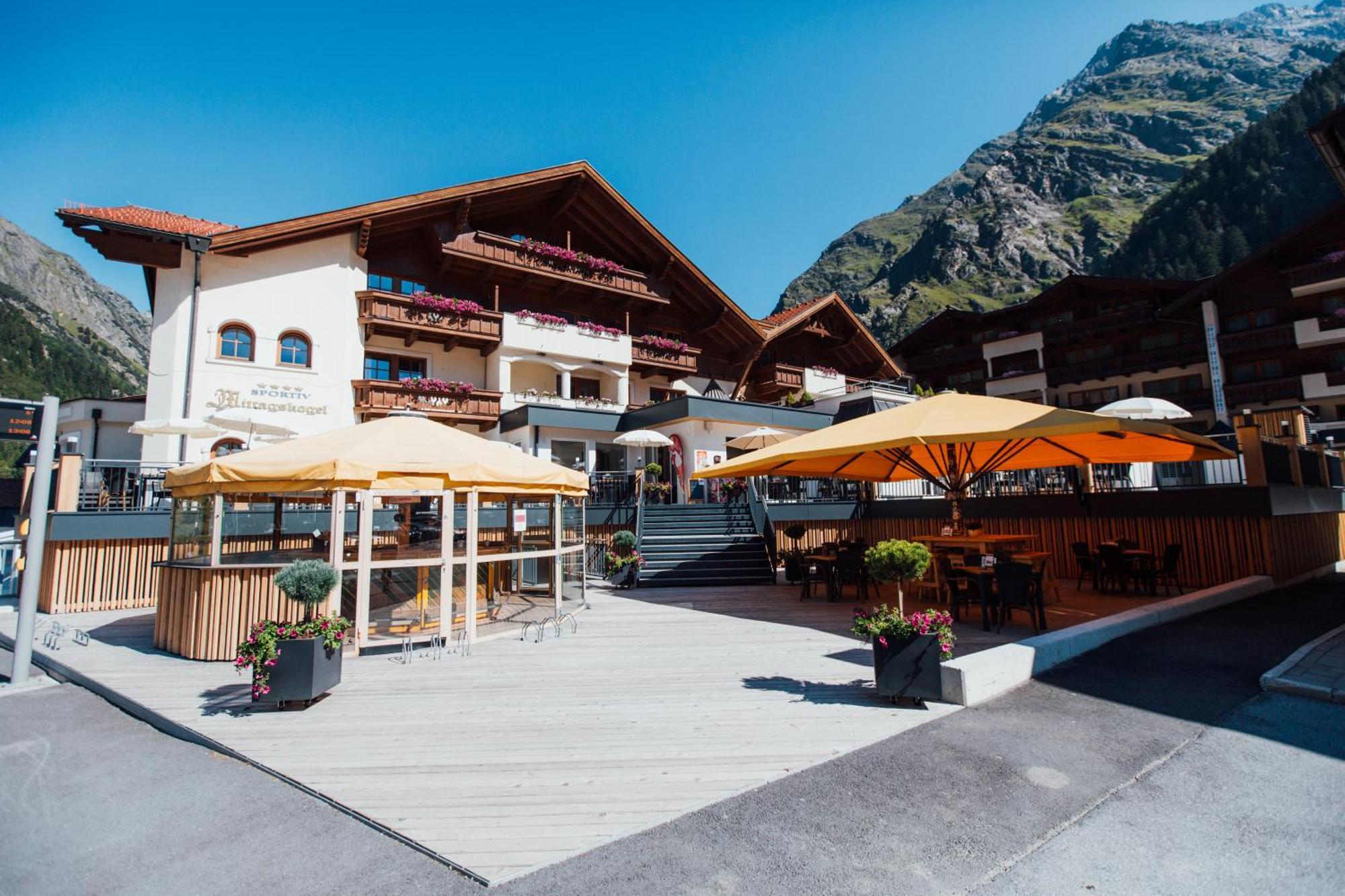 Hotel Mittagskogel Pitztal Sankt Leonhard im Pitztal Bagian luar foto