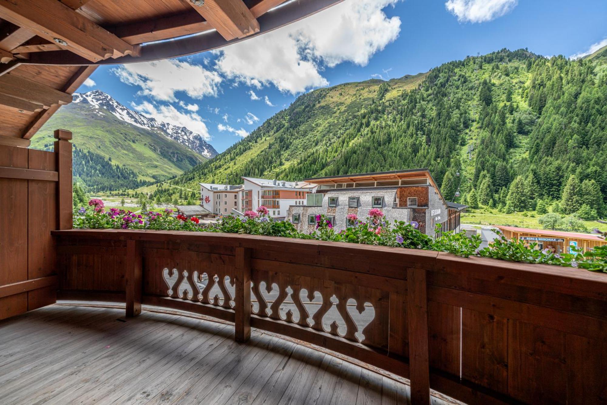 Hotel Mittagskogel Pitztal Sankt Leonhard im Pitztal Bagian luar foto