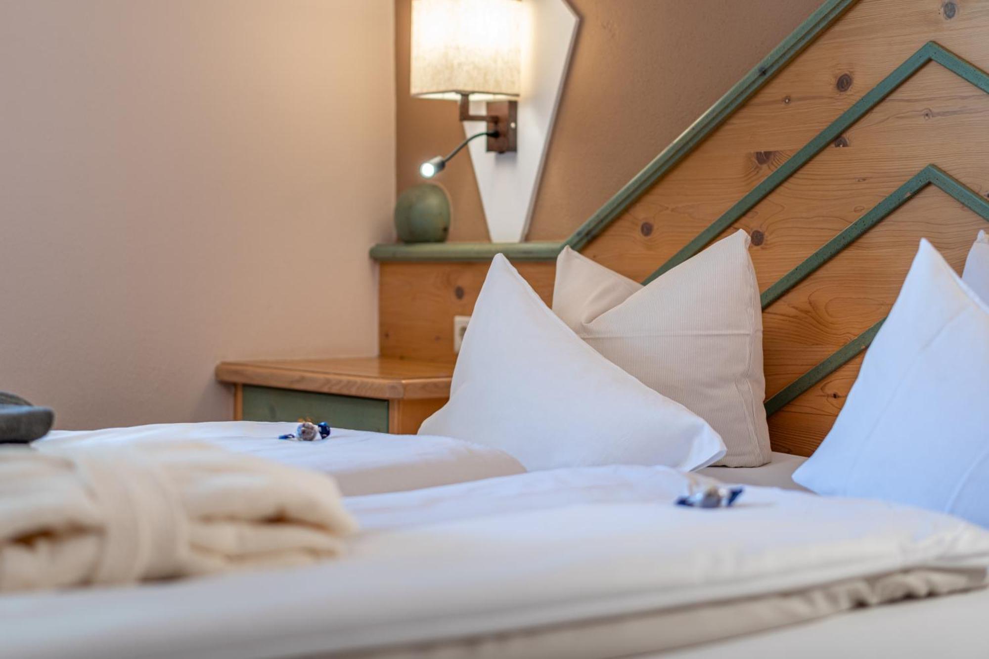 Hotel Mittagskogel Pitztal Sankt Leonhard im Pitztal Bagian luar foto