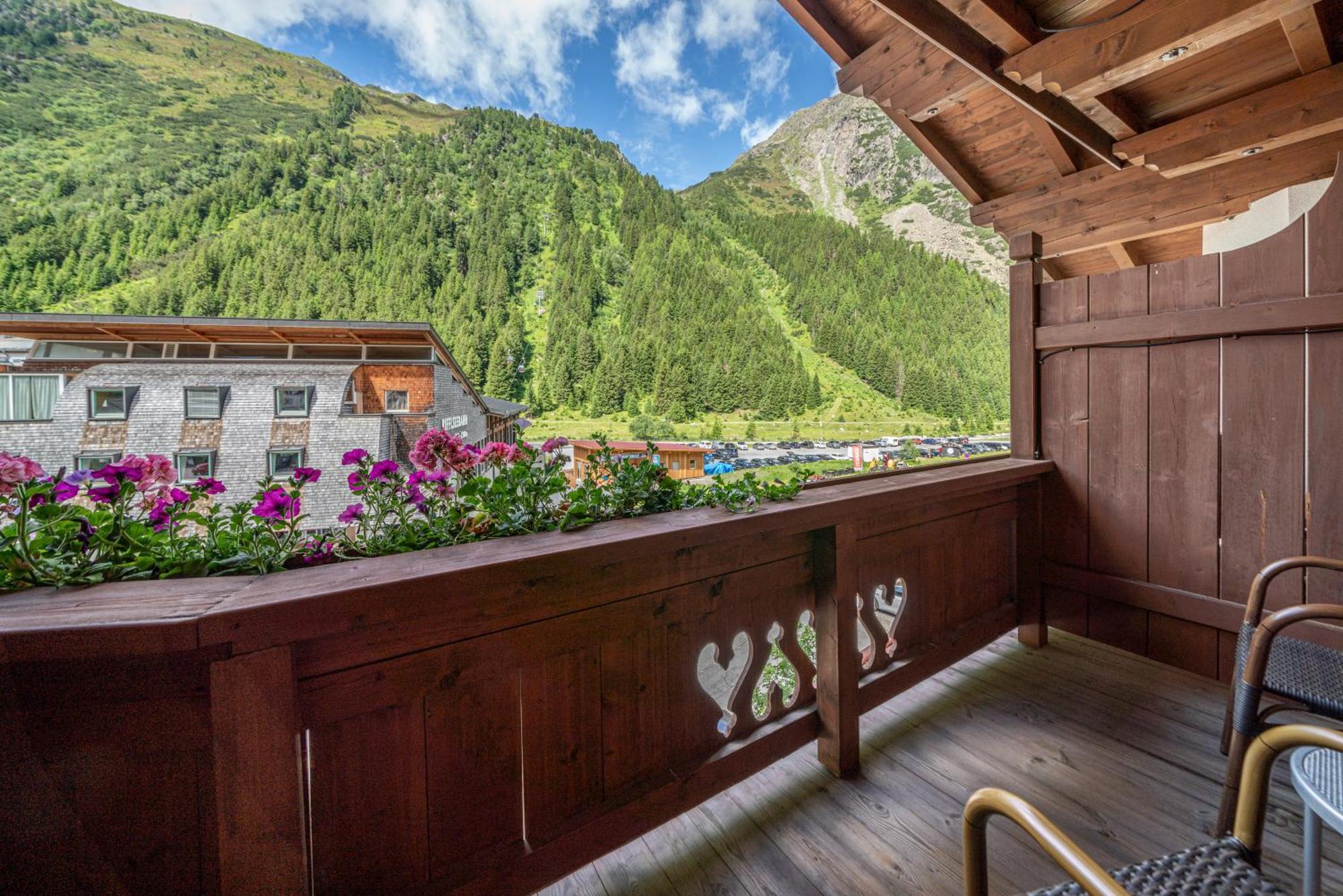 Hotel Mittagskogel Pitztal Sankt Leonhard im Pitztal Bagian luar foto