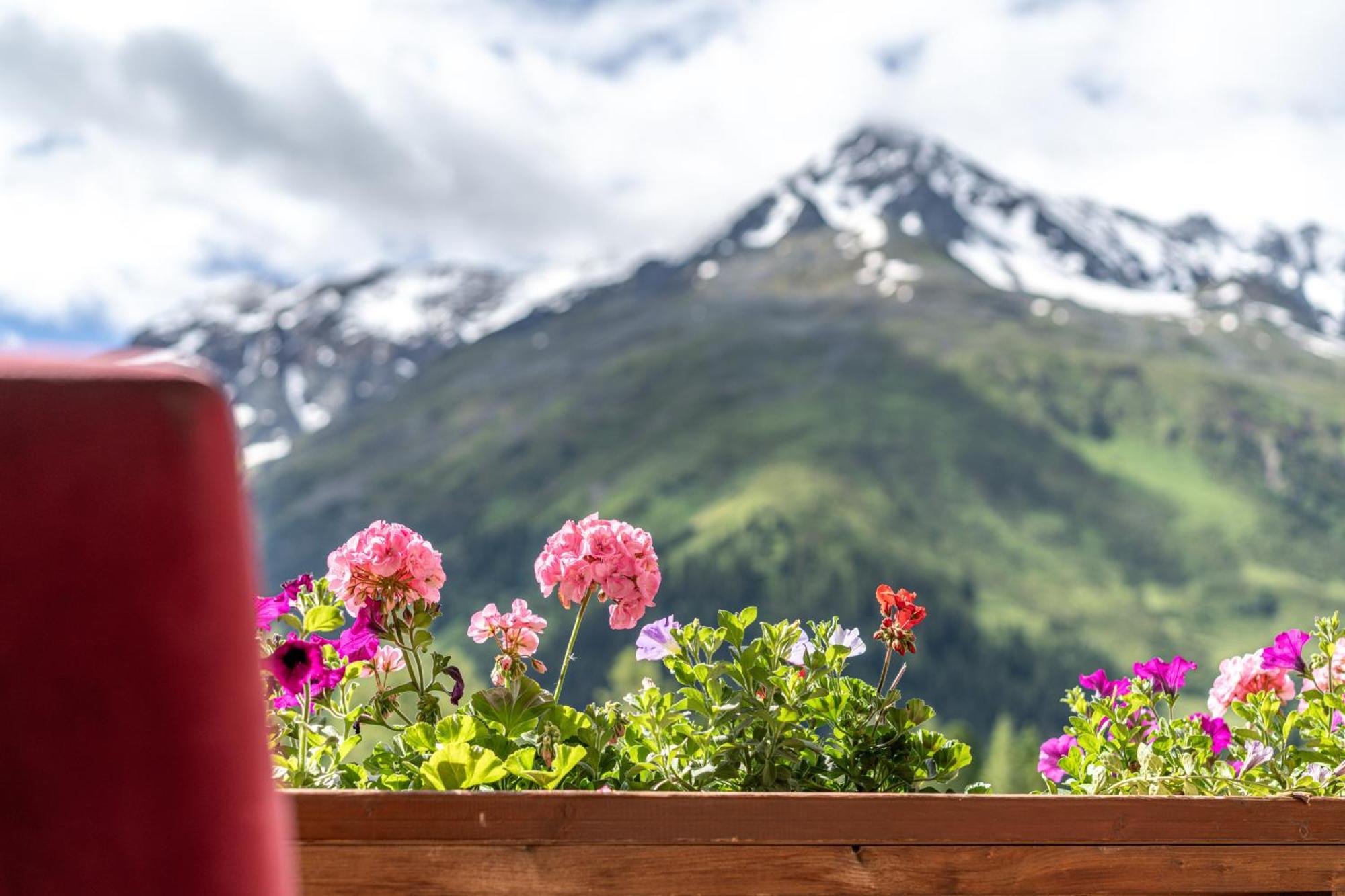 Hotel Mittagskogel Pitztal Sankt Leonhard im Pitztal Bagian luar foto
