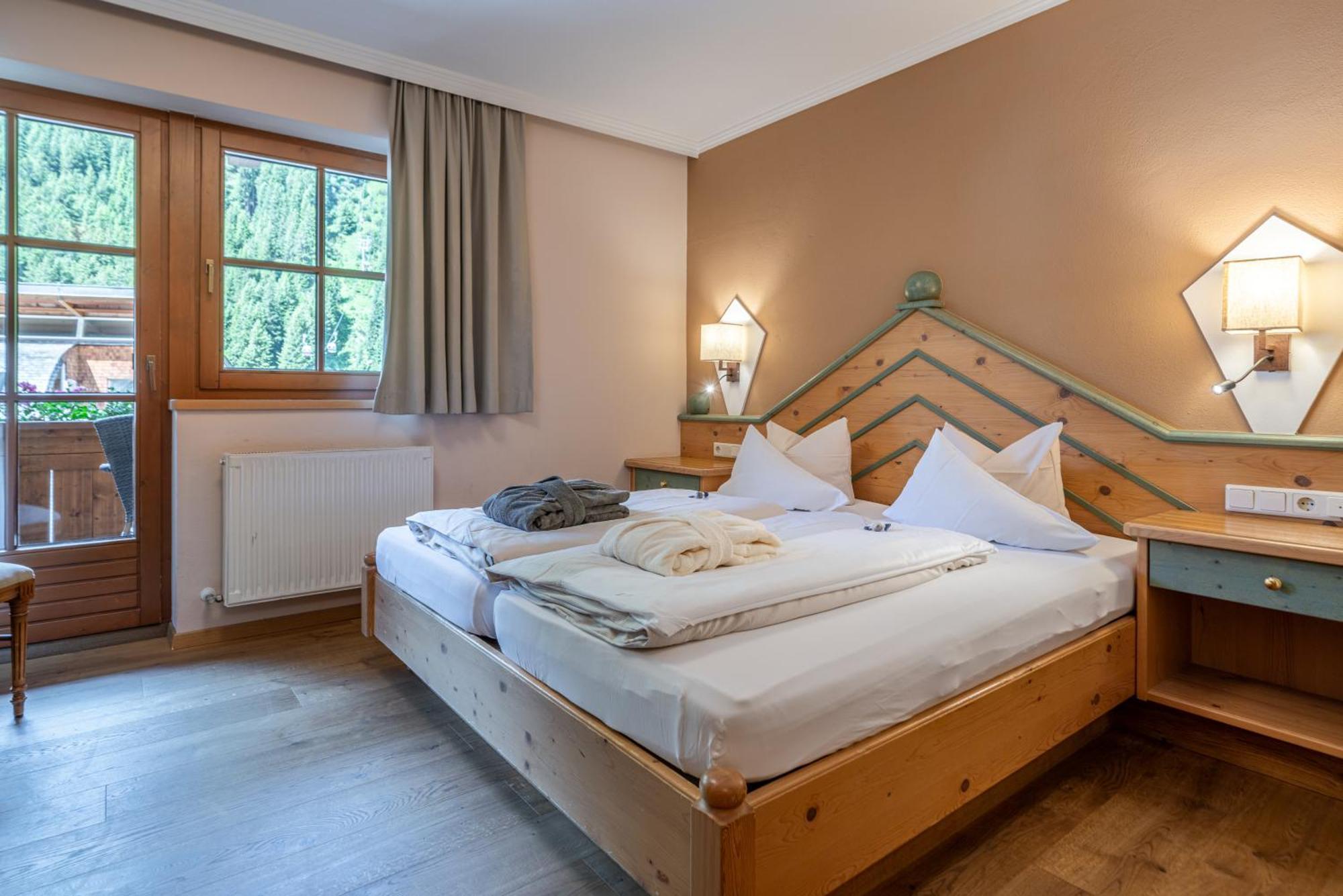 Hotel Mittagskogel Pitztal Sankt Leonhard im Pitztal Bagian luar foto