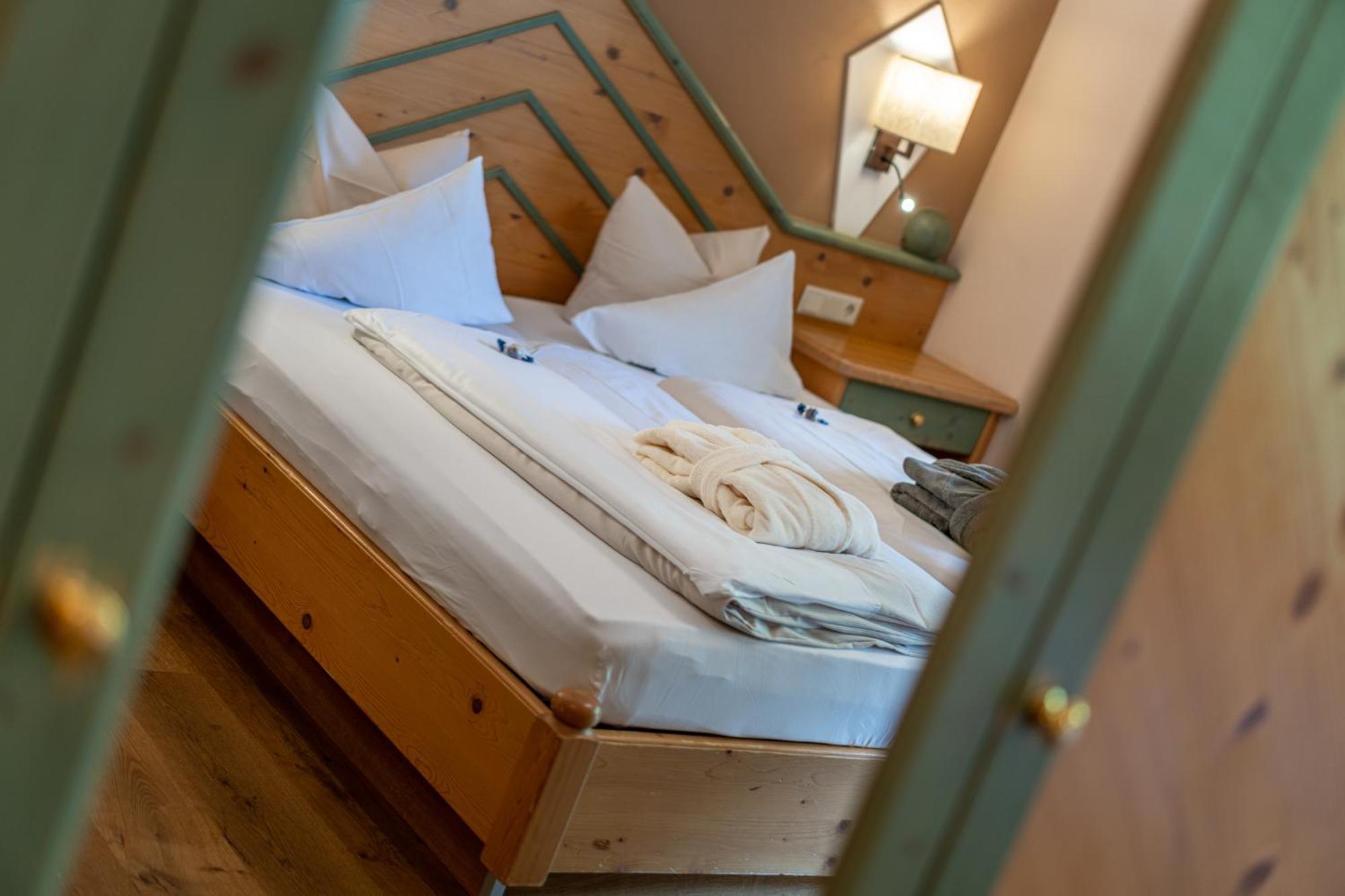 Hotel Mittagskogel Pitztal Sankt Leonhard im Pitztal Bagian luar foto