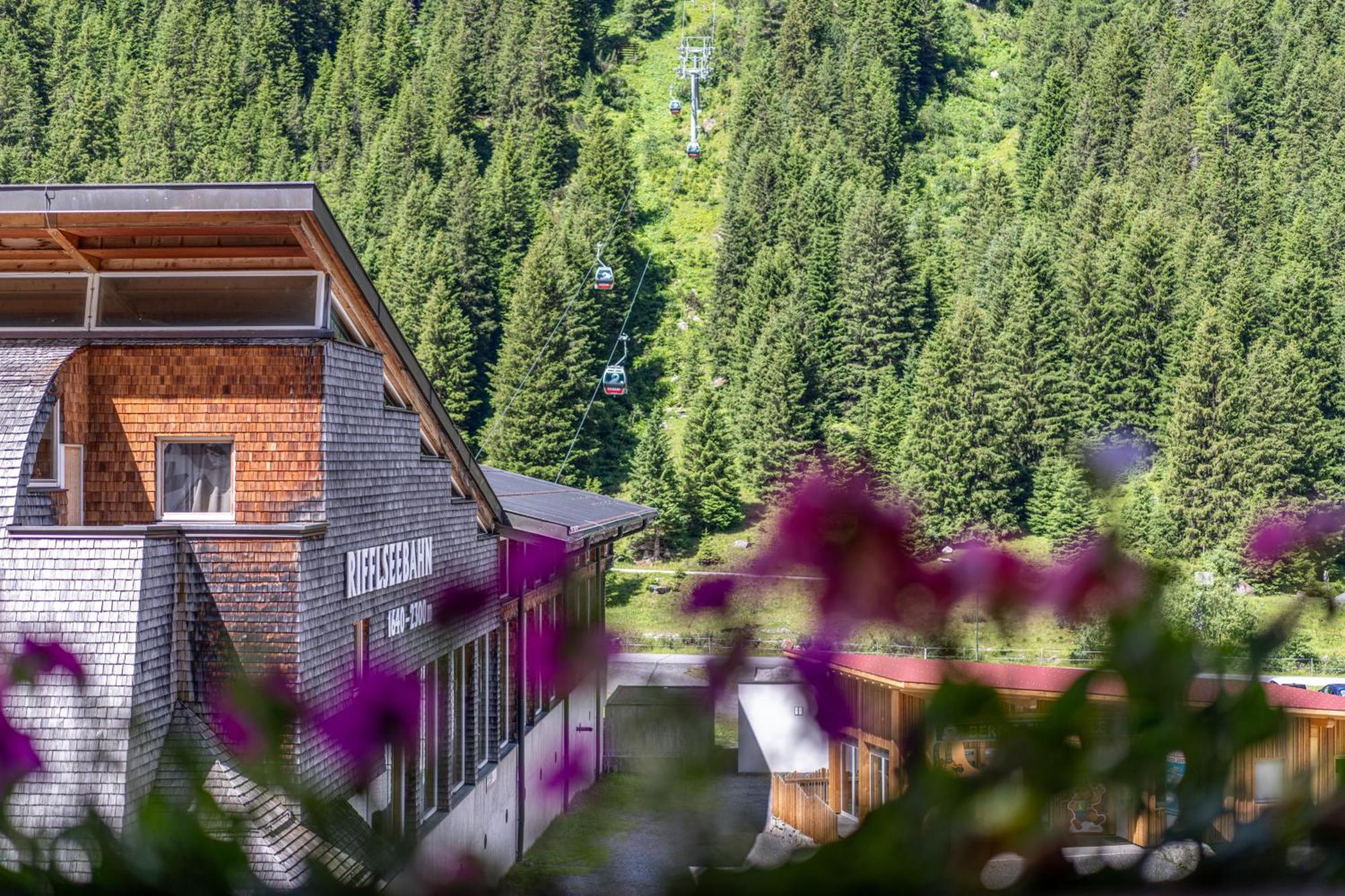 Hotel Mittagskogel Pitztal Sankt Leonhard im Pitztal Bagian luar foto